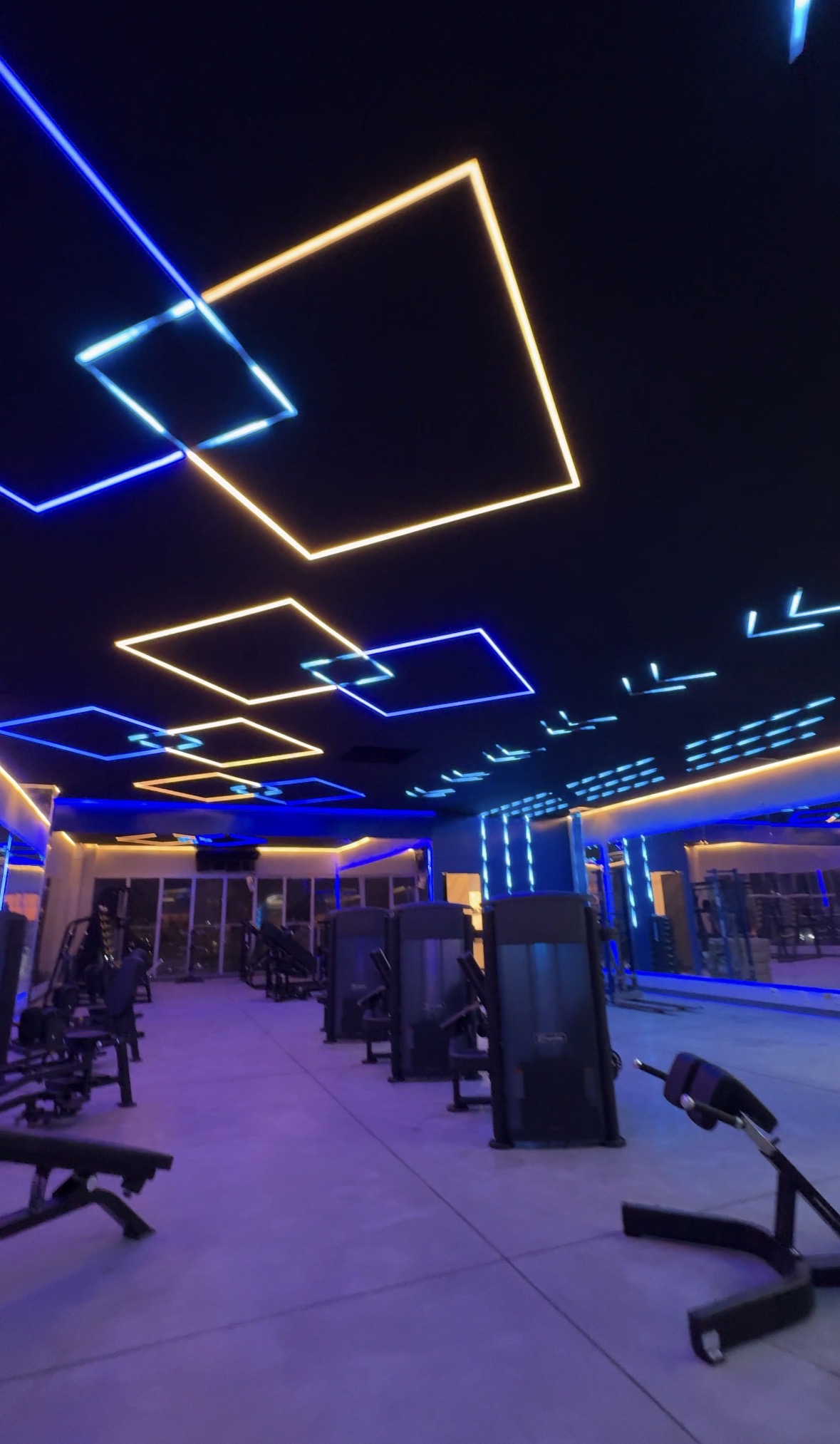 Sala de musculação com LED azul e âmbar no teto