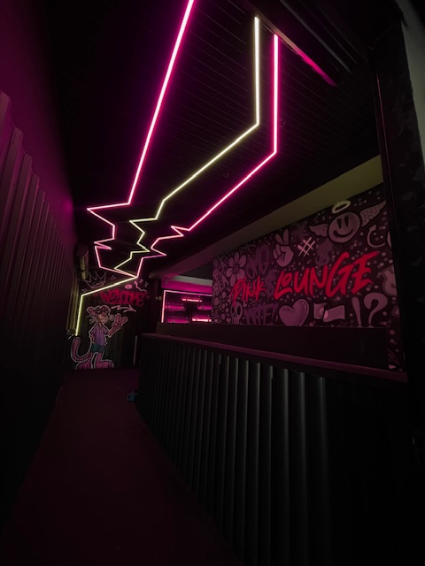 Bar com iluminação em LED linear e destaque na parede