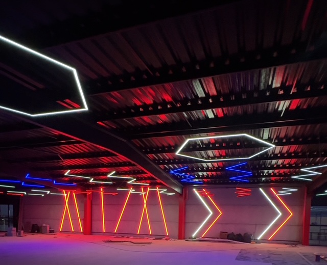 Espaço de eventos com LED colorido no teto e nas paredes