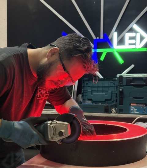 Equipe RafaLED produzindo uma luminária de LED personalizada na oficina