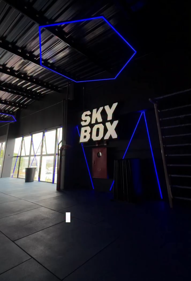 Letra caixa em LED modelo SKY BOX com iluminação de contorno azul - RafaLED Sorocaba